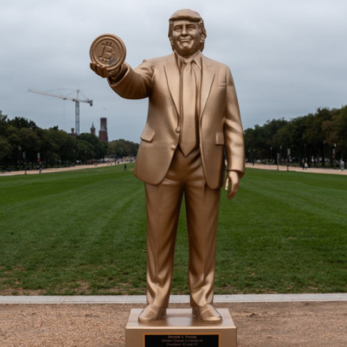 Statuie aurie a lui Trump cu Bitcoin, expusă temporar lângă Capitoliu