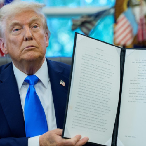 Donald Trump lansează o viză de aur și taxe noi pentru vizele de muncă în SUA