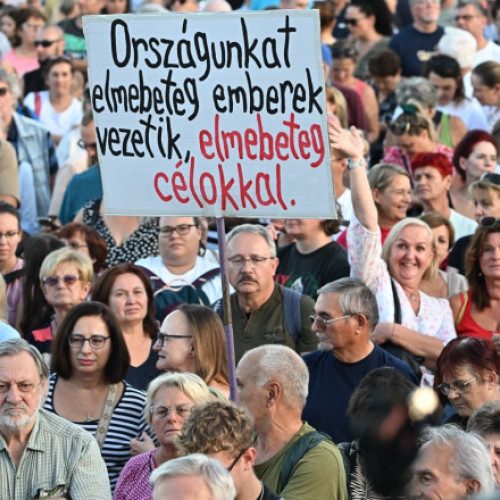 Zeci de mii de oameni au protestat la Budapesta împotriva consultărilor lui Orban