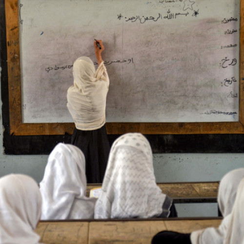 Talibanii limitează educația femeilor la școlile religioase în Afghanistan