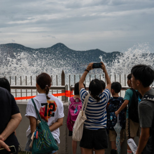 Hong Kong se închide înaintea super-taifunului Ragasa cu vânturi de 220 km/h
