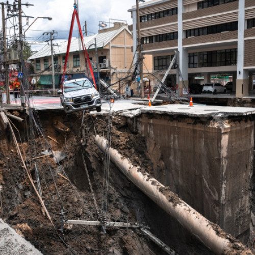 Groapă uriașă în fața spitalului Vajira din Bangkok a determinat evacuări
